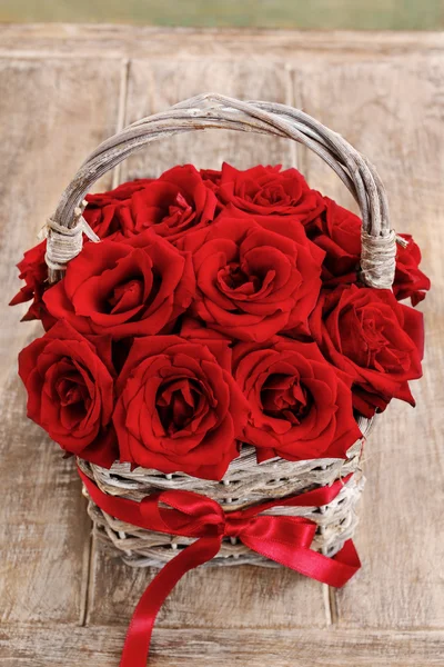 Bouquet of red roses in wicker basket — Stock Photo, Image