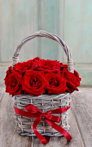Buchet de trandafiri roșii în coș de răchită — Fotografie, imagine de stoc