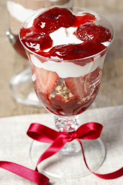 Schicht Erdbeer-Müsli-Dessert im Glasbecher — Stockfoto