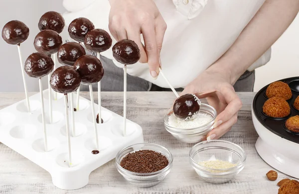 Mulher fazendo bolo pops — Fotografia de Stock