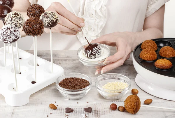 Mulher fazendo bolo pops — Fotografia de Stock