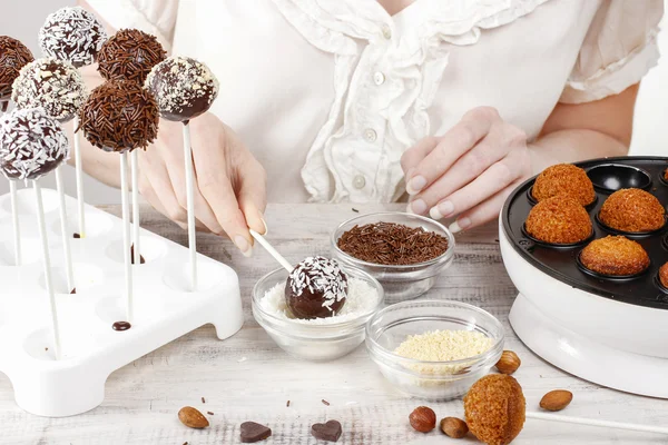 Kvinna att göra cake pops — Stockfoto