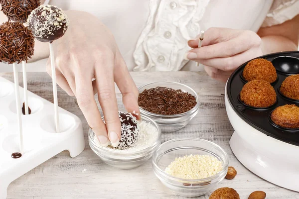 Femme faisant des gâteaux pops — Photo