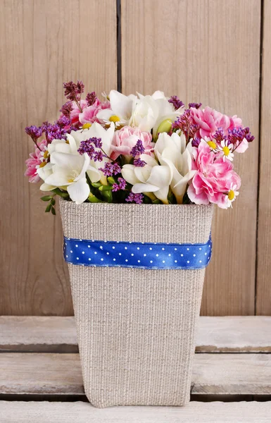 Karanfil ve Frezya çiçek buketi