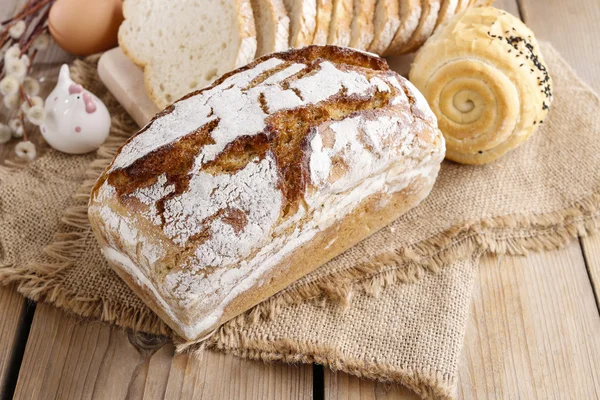 Bröd och rullar på rustika träbord — Stockfoto