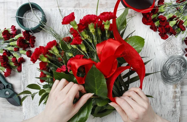 Kwiaciarnia w pracy. kobieta co bukiet czerwonych róż — Zdjęcie stockowe