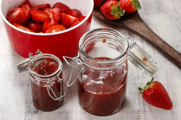 Membuat selai strawberry — Stok Foto