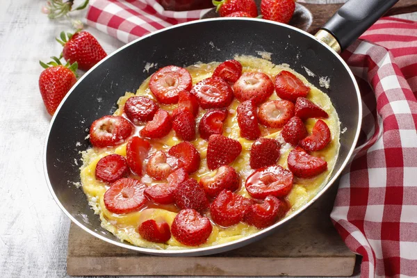 Aardbei omelet op koekenpan — Stockfoto