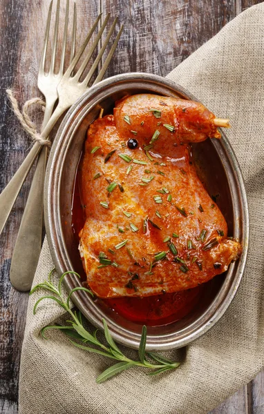 Tavşan eti otlar ile