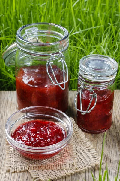 Raspberry jam on wooden tray in the garden — Stock Photo, Image