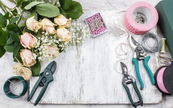 Florista no trabalho. Mulher fazendo buquê de rosas rosa . — Fotografia de Stock