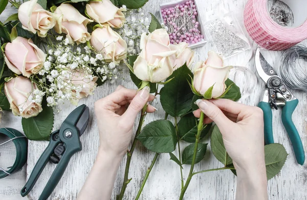 Kwiaciarnia w pracy. kobieta co bukiet róż różowy. — Zdjęcie stockowe