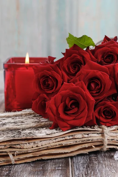 Ramo de rosas rojas sobre mesa de madera — Foto de Stock