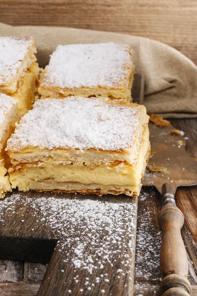 Crème taart gemaakt van twee lagen van bladerdeeg, gevuld met slagroom — Stockfoto
