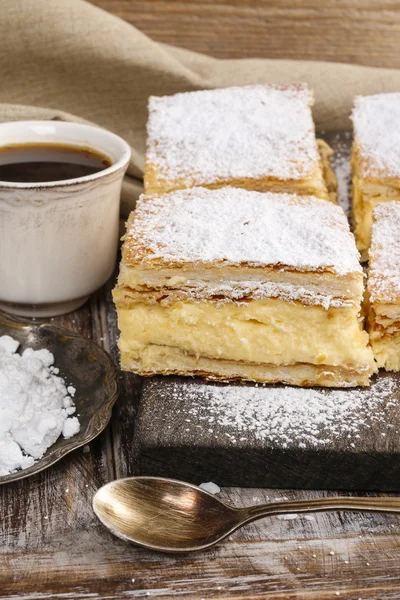 Cream pie made of two layers of puff pastry, filled with whipped — Stock Photo, Image