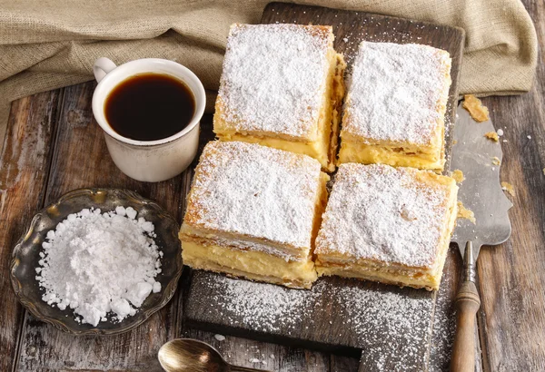 Kremalı pasta puf böreği, dolu iki kat yapılan şanti — Stok fotoğraf