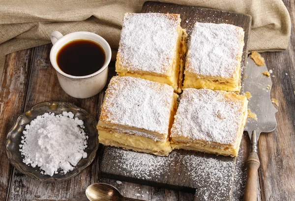 Pastel de crema hecho de dos capas de hojaldre, lleno de batido —  Fotos de Stock