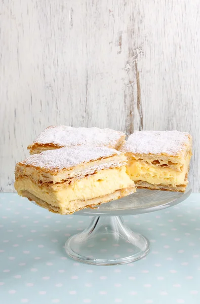 Pastel de crema hecho de dos capas de hojaldre, lleno de batido —  Fotos de Stock