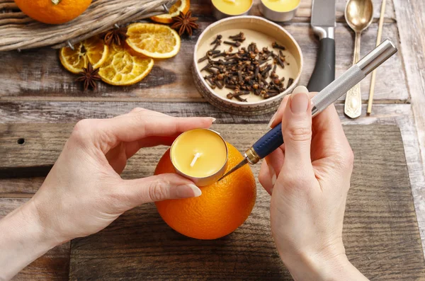 Hur man gör orange pomander boll med ljus - handledning — Stockfoto