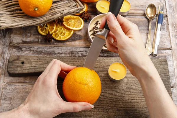 Hur man gör orange pomander boll med ljus - handledning — Stockfoto