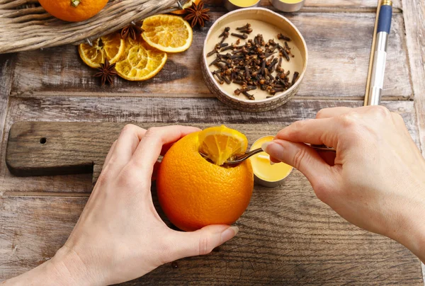 Hur man gör orange pomander boll med ljus - handledning — Stockfoto