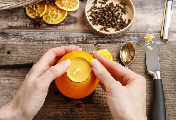 Hoe maak oranje pomander bal met kaars - tutorial — Stockfoto