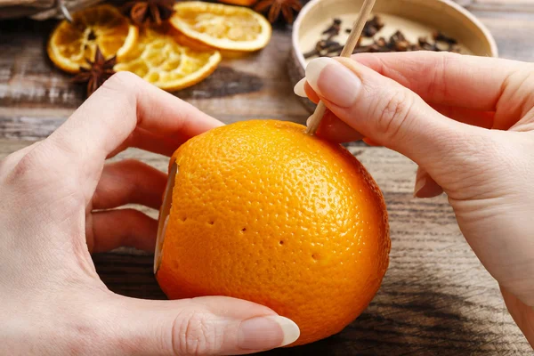 How to make orange pomander ball with candle - tutorial — Stock Photo, Image