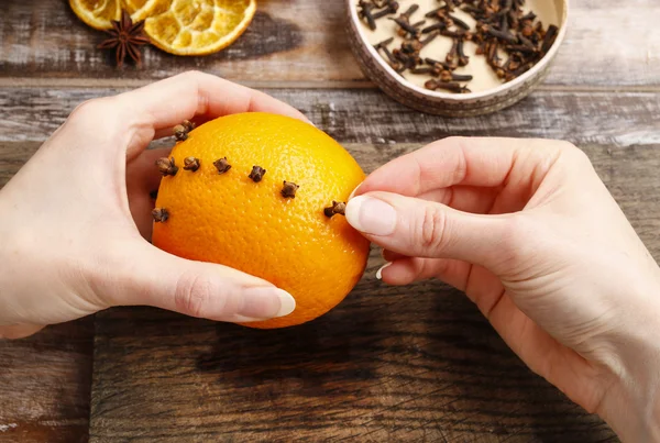 Come fare palla di pomandro arancione con candela - tutorial — Foto Stock