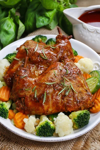 Roasted rabbit with vegetables — Stock Photo, Image
