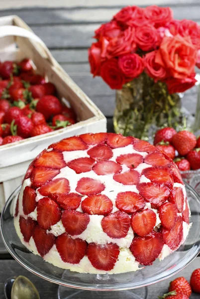 Tarta de fresa en soporte de pastel — Foto de Stock