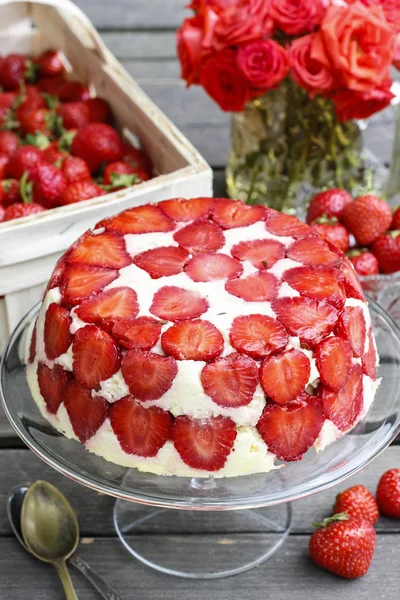 Tarta de fresa en soporte de pastel — Foto de Stock