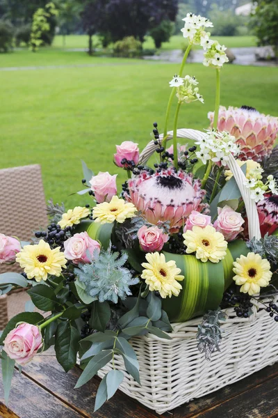 Witte wicket mand met gerbera en roze bloemen — Stockfoto