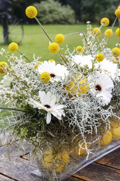 Modern floral arrangement with white gerbera flowers and lemon f — Stock Photo, Image