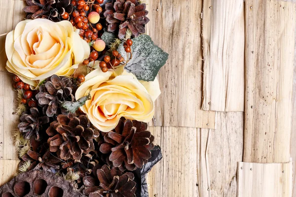 Fondo de condolencias, flores artificiales y plantas otoñales . — Foto de Stock