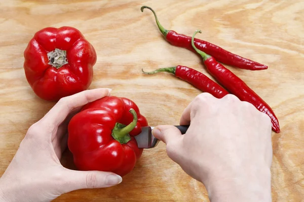 Removing pepper seeds — Stock Photo, Image