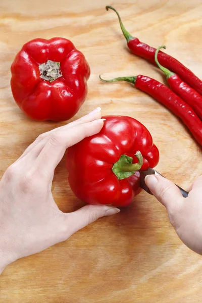 Removing pepper seeds — Stock Photo, Image