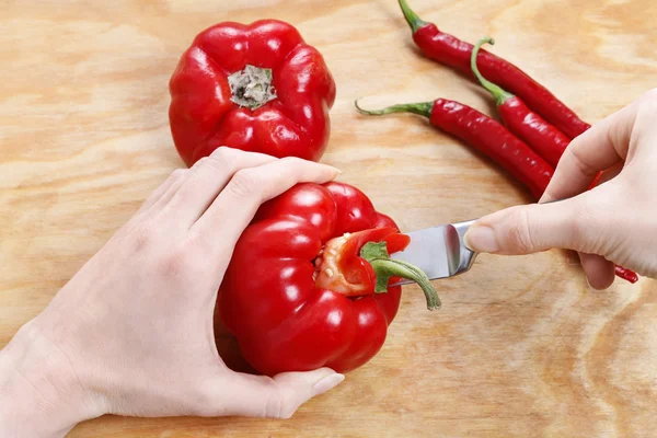 Removing pepper seeds — Stock Photo, Image