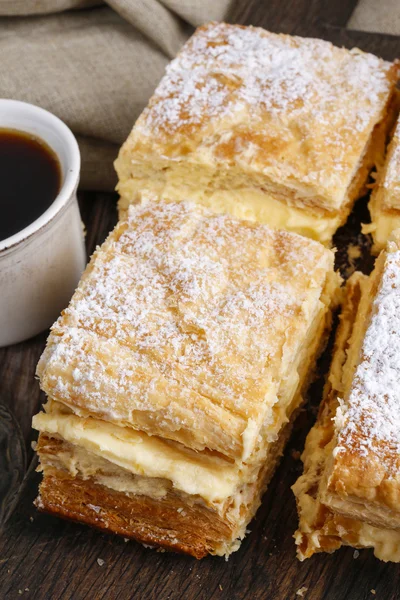 Pastel de crema hecho de dos capas de hojaldre, lleno de batido —  Fotos de Stock