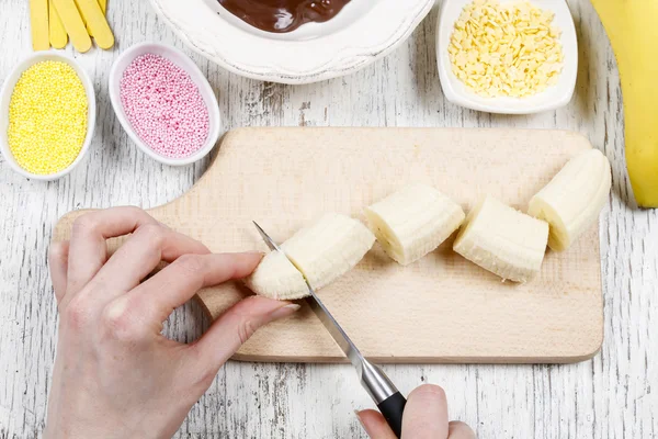 Cómo hacer plátanos sumergidos en chocolate - paso a paso — Foto de Stock