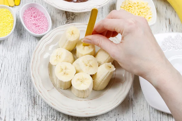 Cómo hacer plátanos sumergidos en chocolate - paso a paso —  Fotos de Stock