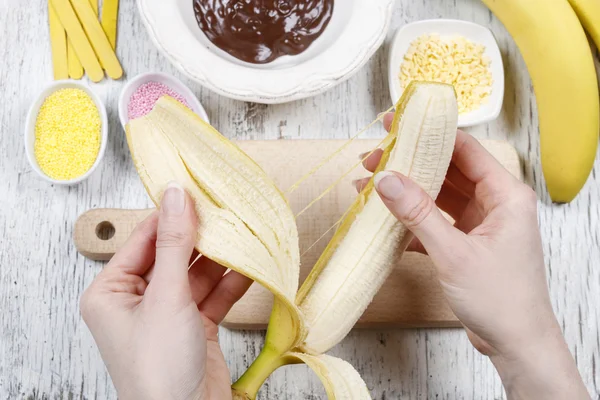 Cómo hacer plátanos sumergidos en chocolate - paso a paso —  Fotos de Stock