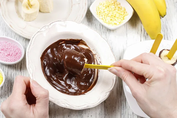 Cómo hacer plátanos sumergidos en chocolate - paso a paso —  Fotos de Stock