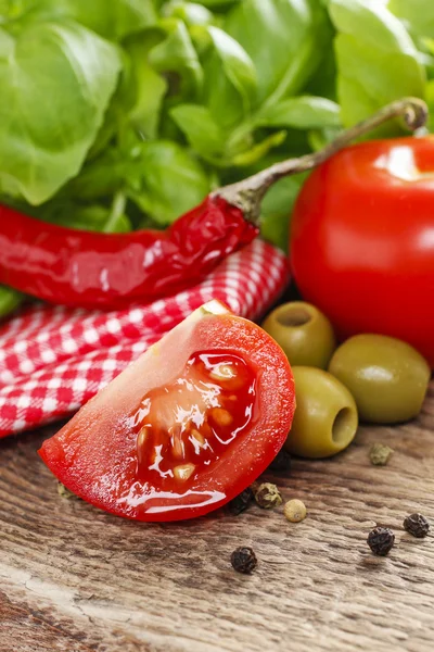 意大利菜: 西红柿、 橄榄和罗勒叶木制选项卡上的 — 图库照片