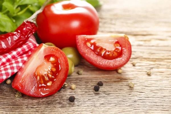 Cuisine italienne : tomates, olives et feuilles de basilic sur languette en bois — Photo