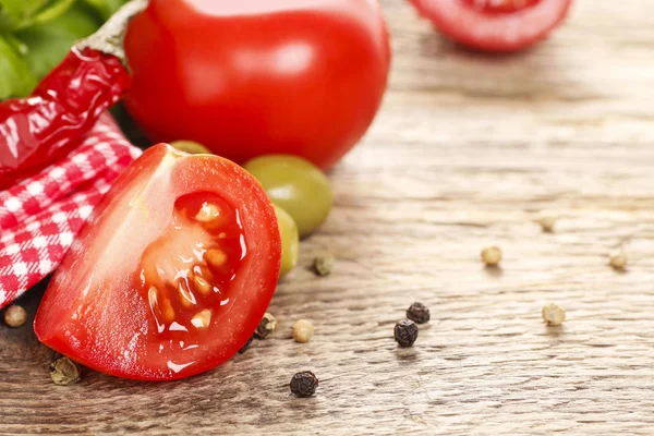 意大利菜: 西红柿、 橄榄和罗勒叶木制选项卡上的 — 图库照片