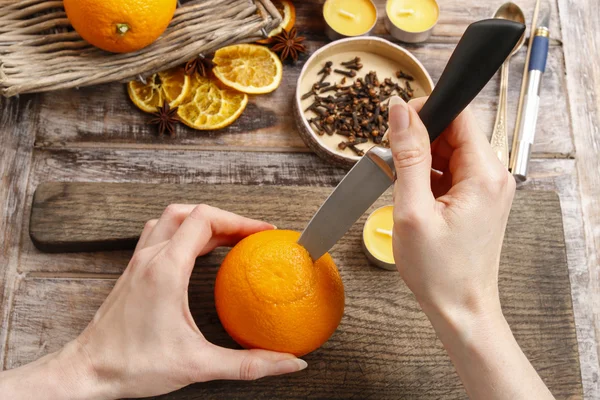 How to make orange pomander ball with candle - step by step — Stock Photo, Image