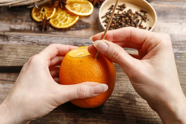 Hur man gör orange pomander boll med ljus - steg för steg — Stockfoto