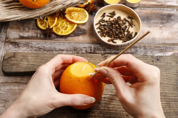 How to make orange pomander ball with candle - step by step — Stock Photo, Image