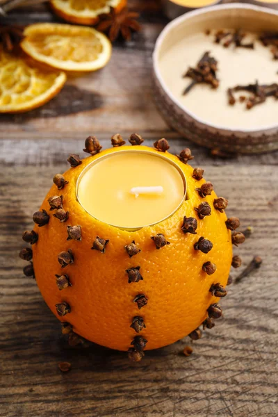 How to make orange pomander ball with candle - step by step — Stock Photo, Image