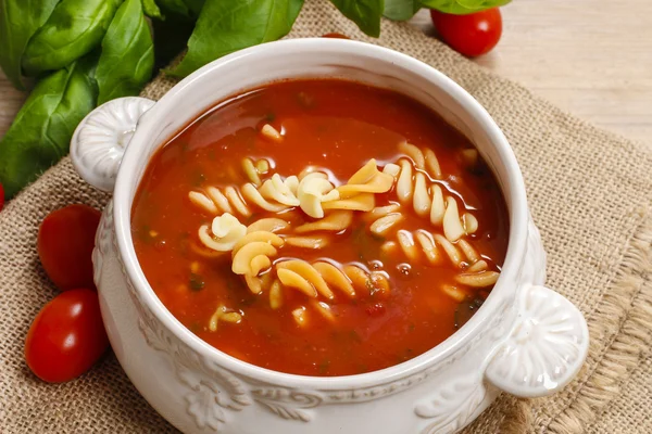 Kom tomatenplant soep en basilicum — Stockfoto